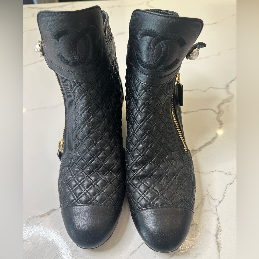 Coco Mark Pearl Quilted Leather